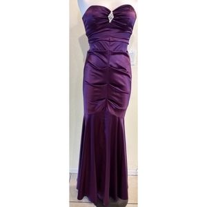 Purple night gown. Size 6. New with tags